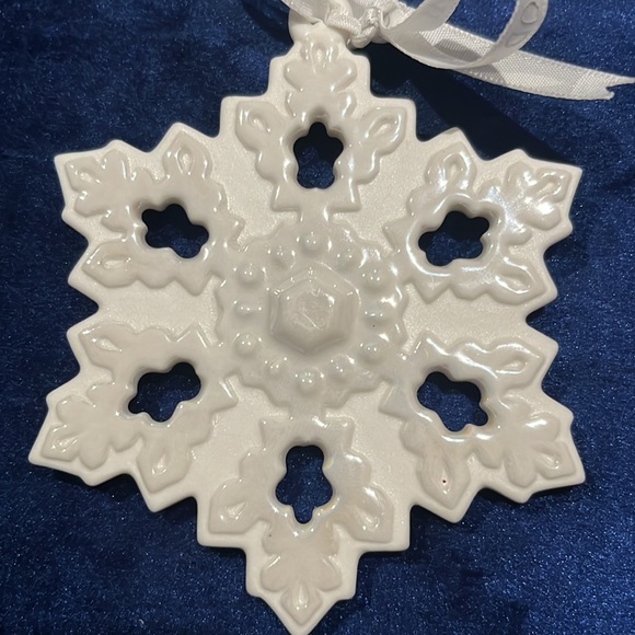 Wedgwood 2007 Snowflake Ornament in original box w/ Signature Ribbon - Picture 5 of 11